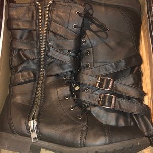 Black boots new never worn has box but it’s broken